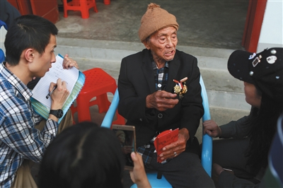4月4日，李光钿和老兵之家的志愿者讲述当年的故事。