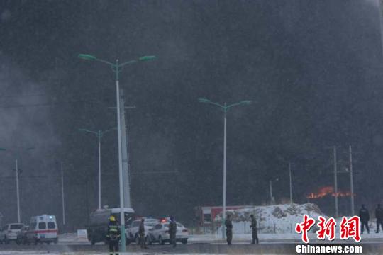 Rubber fire in Haibei asphalt plant in Qinghai giant smoke enveloped plant (Figure)