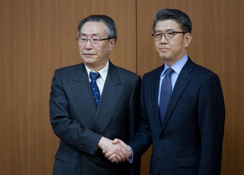 武大伟（左）会见六方会谈韩国首席特使金烘均