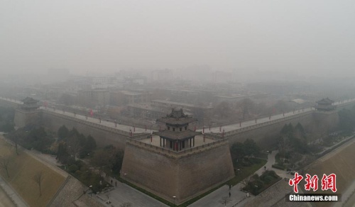资料图：2017年1月4日，西安城区一片“朦胧”，连日来陕西关中连续遭遇雾霾天气。中新社记者 张远 摄